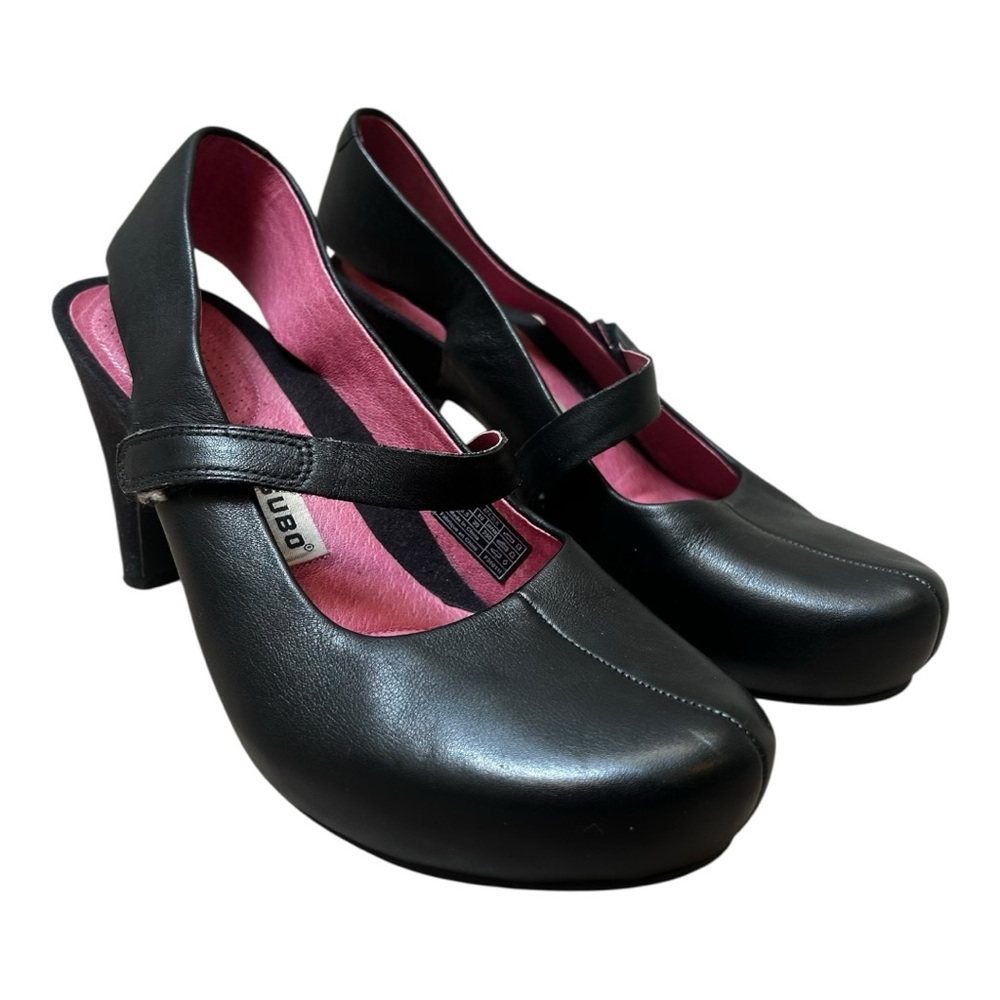 Tsubo Acrea leather Pump Mary Jane style with a Velcro strap Size 8